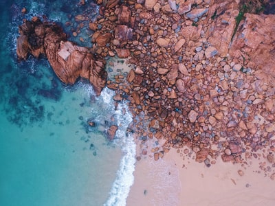 航空摄影的棕色岩石的形成
